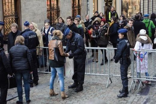 Демократија је коначно стигла и у Брисел, војска на улицама, снајпери на крововима због претње терориста, народ у кућном притвору