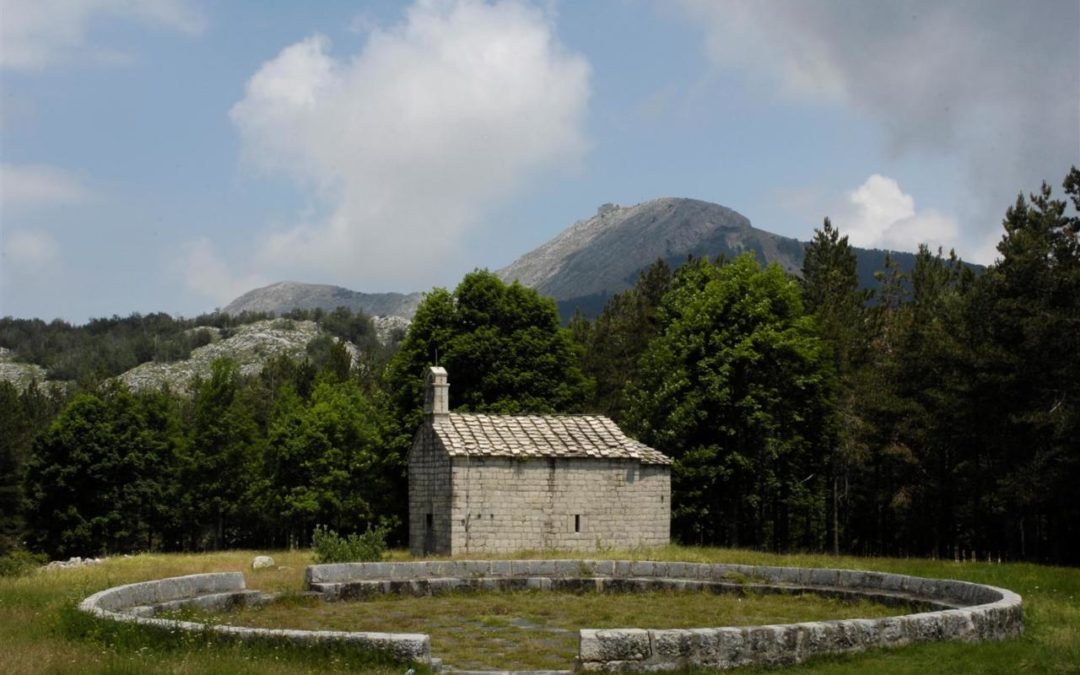 Црна Гора: Полиција онемогућила верницима и свештеницима СПЦ да приђу Ивановим коритима и уђу у цркву да би прославили храмовски празник