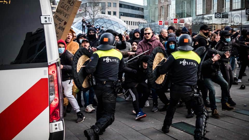Амстердам: Полиција употребила водене топове како би разбила протест противника рестриктивних мера, ухапшено више од сто особа
