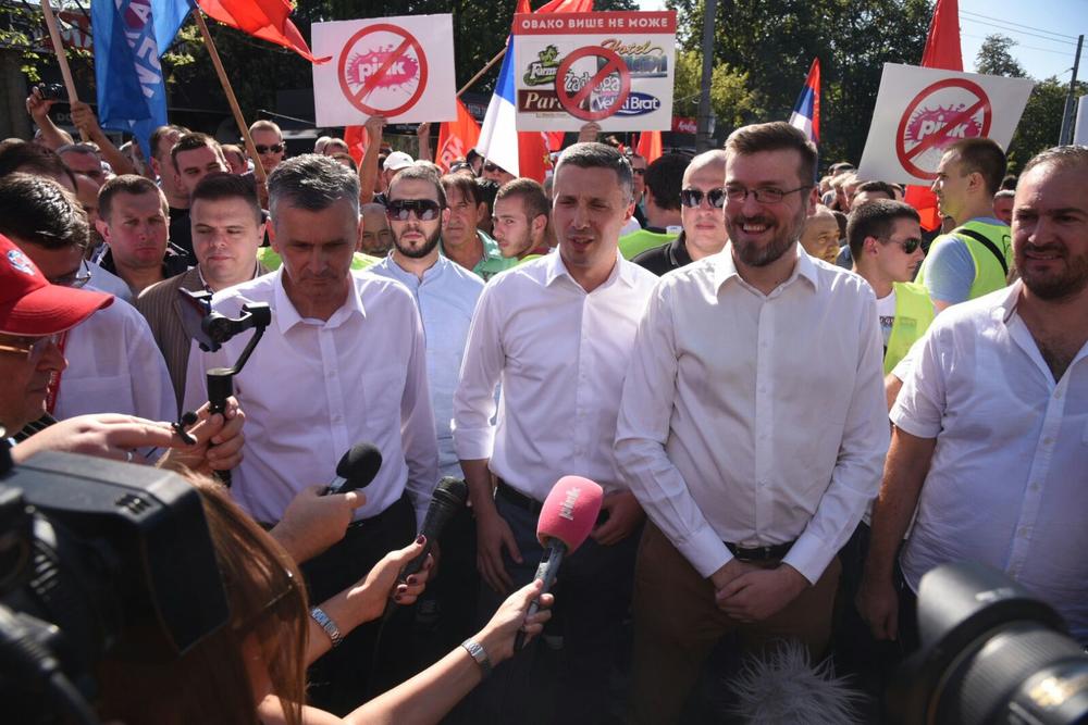 Туча на протесту испред Пинка, Митровић надрогиран провоцирао учеснике протеста (фото)