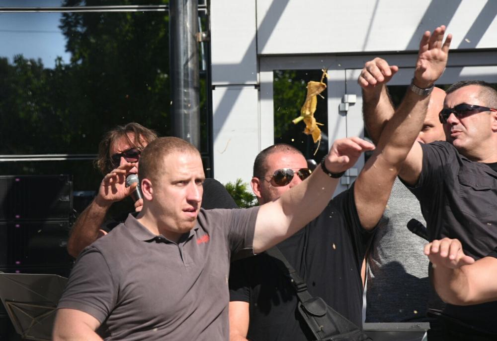 Туча на протесту испред Пинка, Митровић надрогиран провоцирао учеснике протеста (фото)