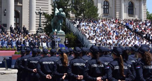 Јуче вам је само Крцун фалио да пројаше на белом коњу! ФУЈ....