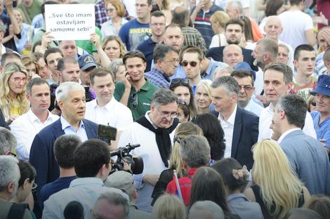 Народ на улицама Београда протестује против диктатуре и инаугурације Вучића за председника