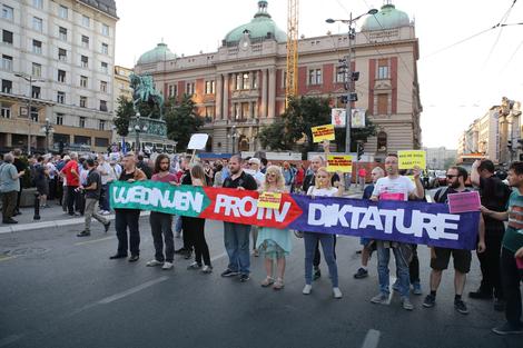 Народ на улицама Београда протестује против диктатуре и инаугурације Вучића за председника