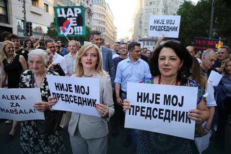 Народ на улицама Београда протестује против диктатуре и инаугурације Вучића за председника