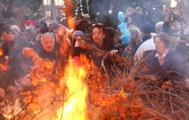 У присуству патријарха Иринеја и Додика, запаљен бадњак испред Храма Светог Саве