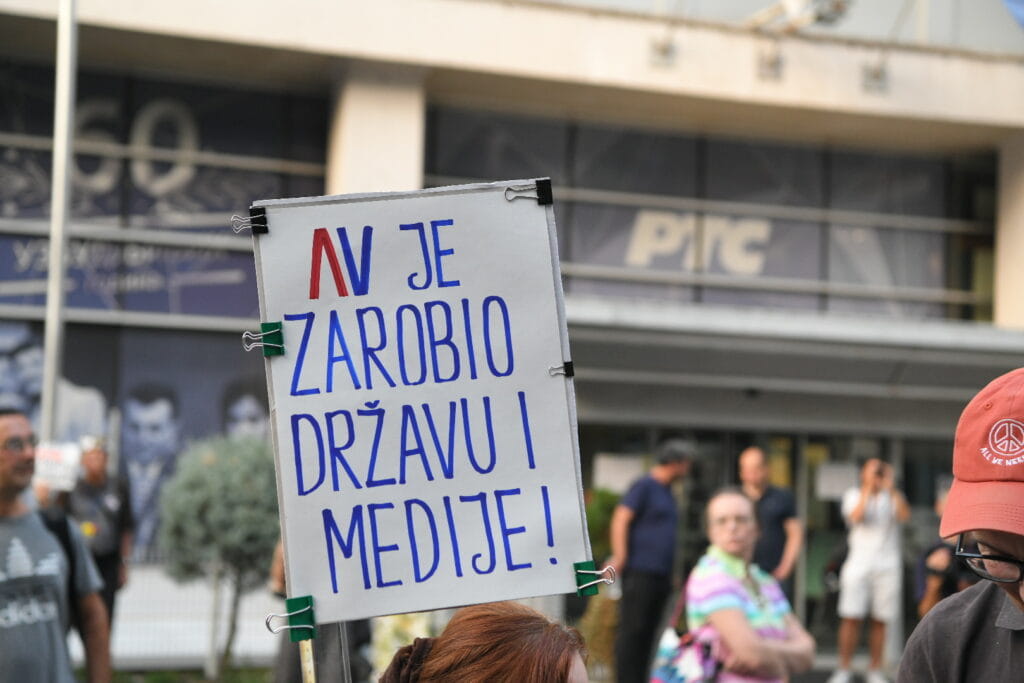 Испред РТС-а одржан масован протест против домаћих издајника и Рио Тинта