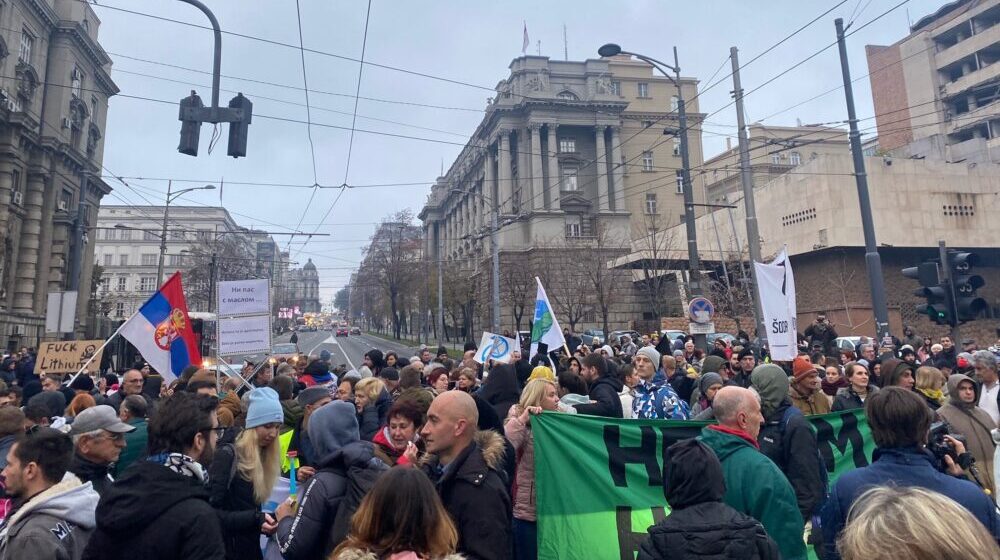 Протест испред Владе Србије, траже се оставке Брнабићке и Вучића због литујумског безакоња (видео)