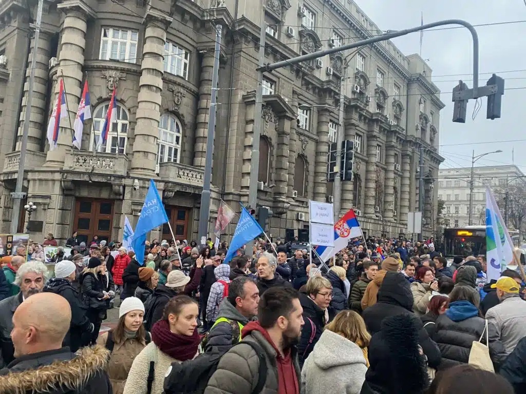 Протест испред Владе Србије, траже се оставке Брнабићке и Вучића због литујумског безакоња (видео)