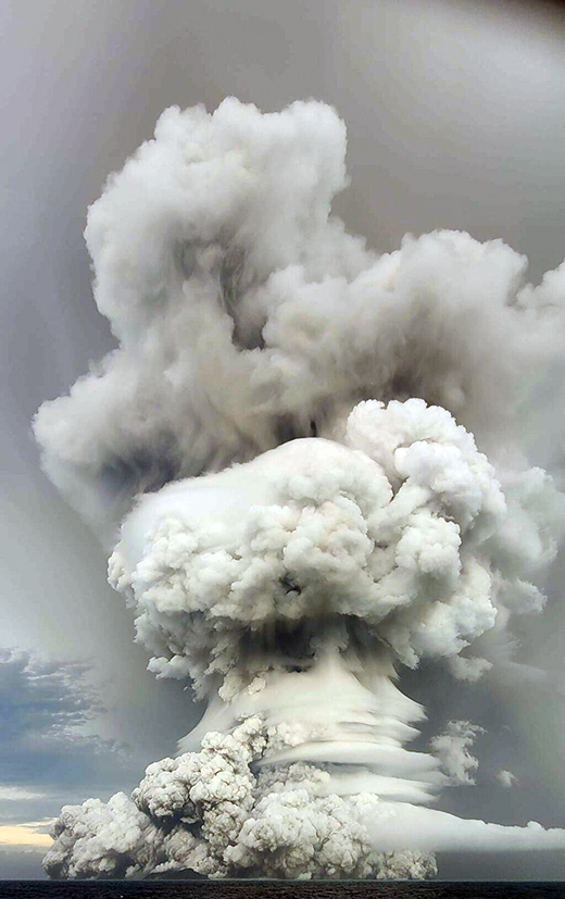 Ерупција подводног вулкана Хунга-Хапај, Тонга издала упозорење на цунами, обала Јапана већ погођена
