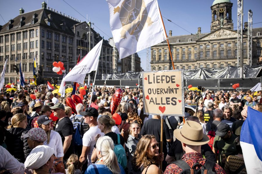 Холандија: Више од 10.000 људи протестовало против вакцинације и епидемиолошких мера Владе, окупљени носили транспаренте „Доста је више“, „Без ковид пасоша“…