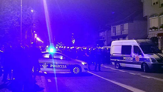 Црна Гора: Одржана ауто-литија у Подгорици, кордон полиције блокирао литију у Бијелом Пољу, ухапшено двоје људи, полицијска блокада и у Мојковцу