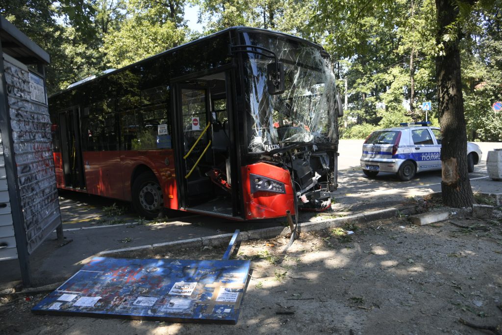 Београд: Градски аутобус турске проиводње на окретници на Миљаковцу изненада добио неконтролисано убрзање, ударио у дрво и покосио жену, повређен и возач