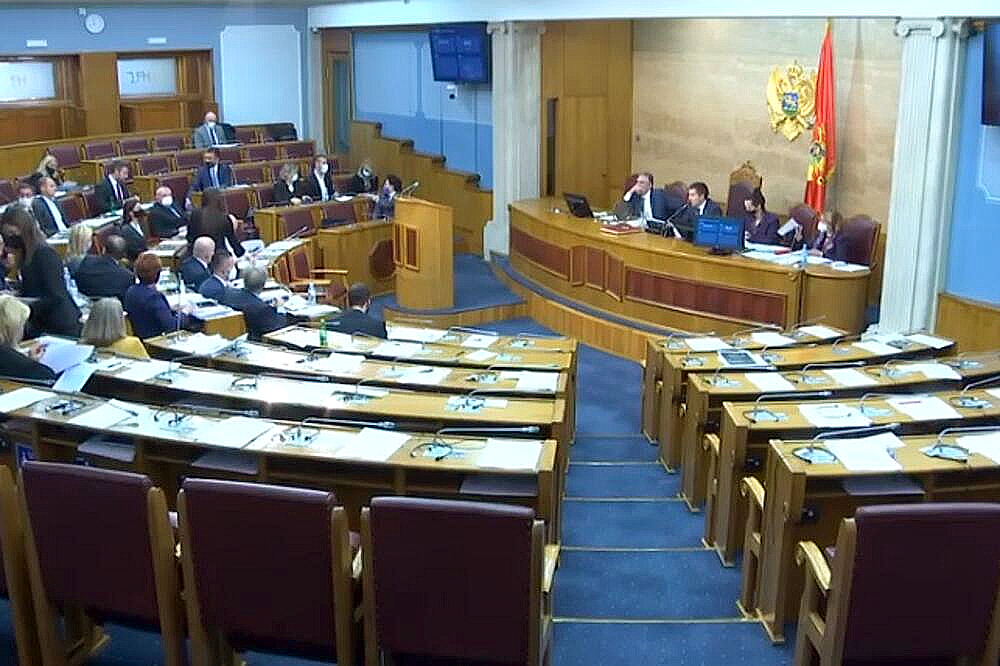 Подгорица: Скупштина Црне Горе усвојила измене контроверзног Закона о слободи вероисповести, у току дана присталице ДПС-a одржале протест испред зграде парламента