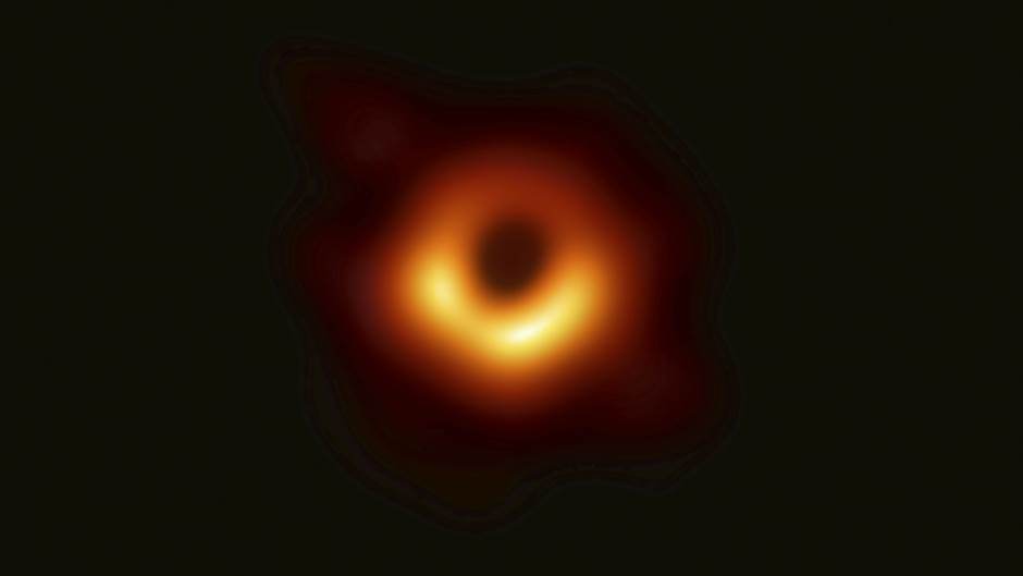 Међународни тим научника објавио прву фотографију црне рупе