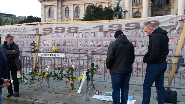 Јучерашњи протест је почео полагањем цвећа и паљењем свећа за жртве ратова 1991-1999