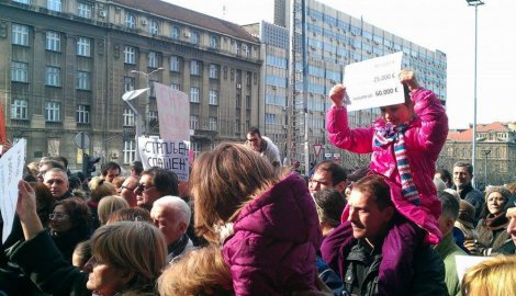 Београд: Протест грађана због кредита у францима, предата листа захтева НБС и Министарству финансија