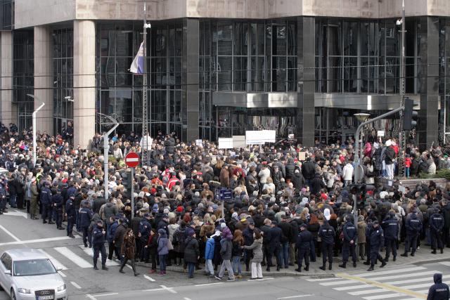 Београд: Протест грађана због кредита у францима, предата листа захтева НБС и Министарству финансија