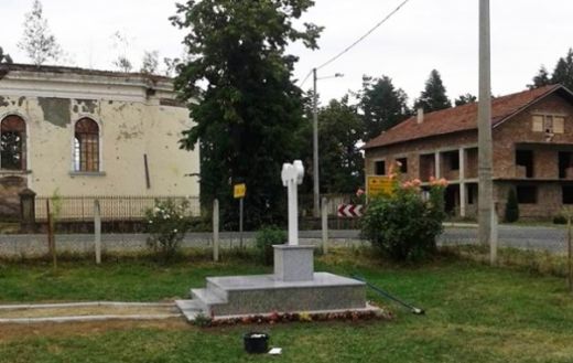 Демолиран споменик – Крст Србима убијеним у „Бљеску“ код Нове Градишке