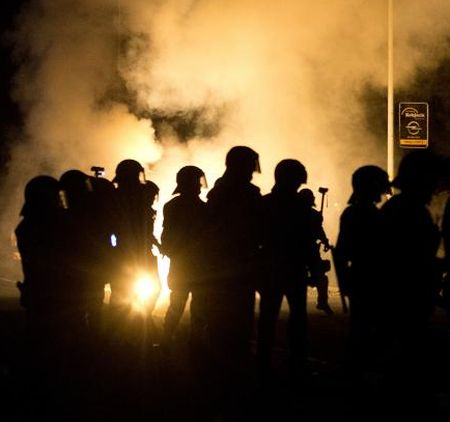 Немачка: Сукоб полиције са демонстрантима који су протестовали због подизања склоништа за избеглице, 31 полицајац повређен
