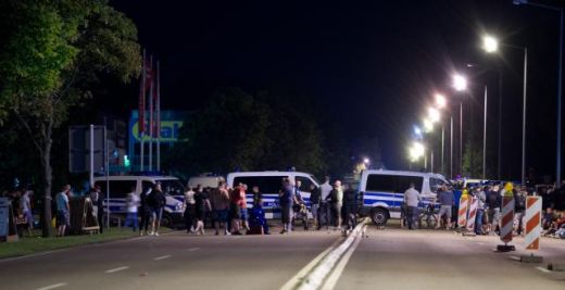 Немачка: Сукоб полиције са демонстрантима који су протестовали због подизања склоништа за избеглице, 31 полицајац повређен