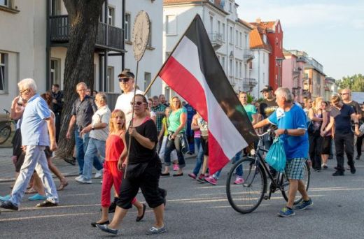 Немачка: Сукоб полиције са демонстрантима који су протестовали због подизања склоништа за избеглице, 31 полицајац повређен