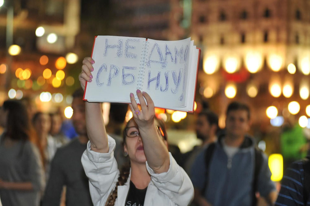 Јучерашњи протест је почео полагањем цвећа и паљењем свећа за жртве ратова 1991-1999