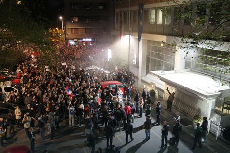 Јучерашњи протест је почео полагањем цвећа и паљењем свећа за жртве ратова 1991-1999