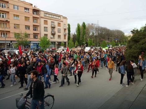 У Београду, Новом Саду, Нишу и многим другим градовима, други дан заредом, у току су протести студената против Вучићеве диктатуре и крађе избора