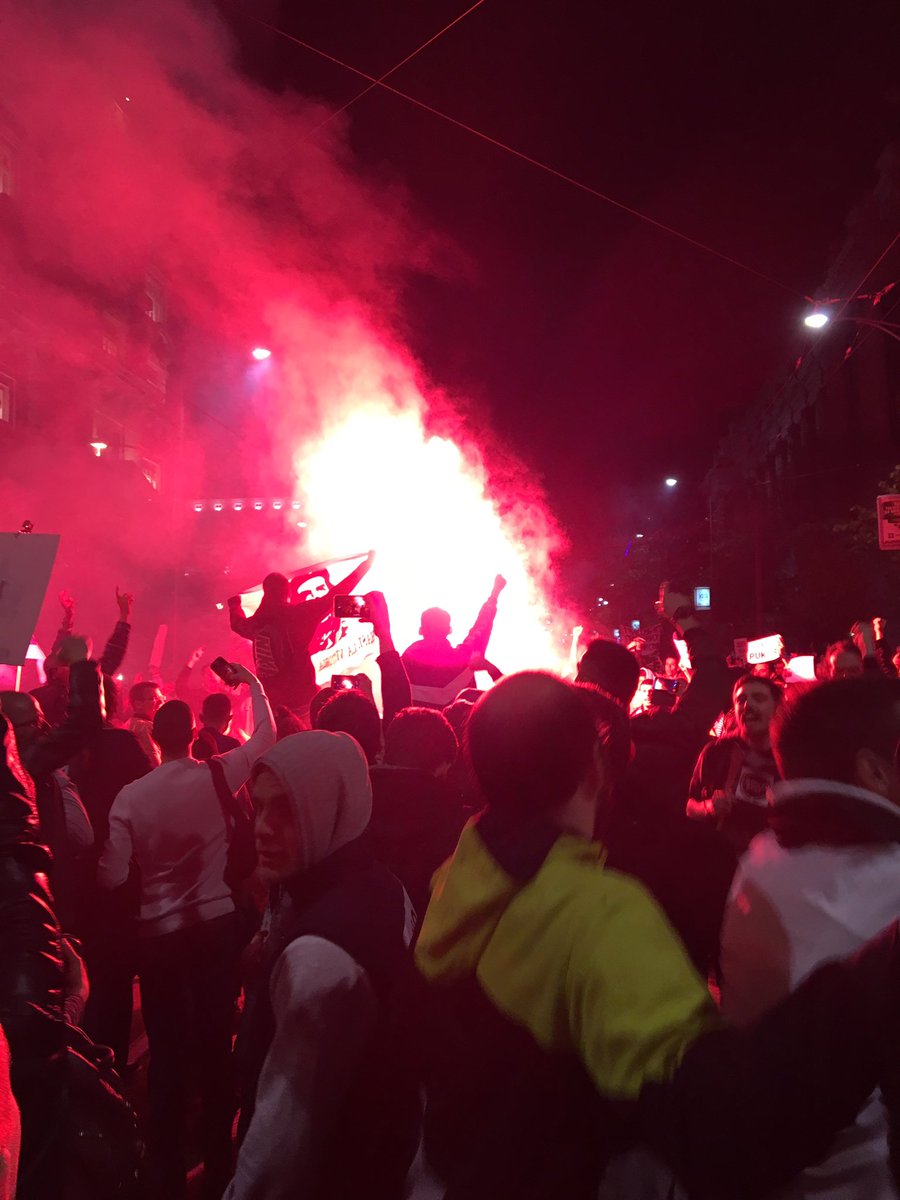 Јучерашњи протест је почео полагањем цвећа и паљењем свећа за жртве ратова 1991-1999