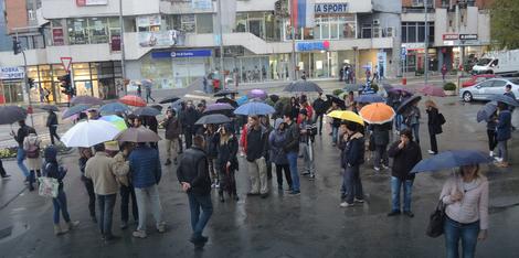 Јучерашњи протест је почео полагањем цвећа и паљењем свећа за жртве ратова 1991-1999