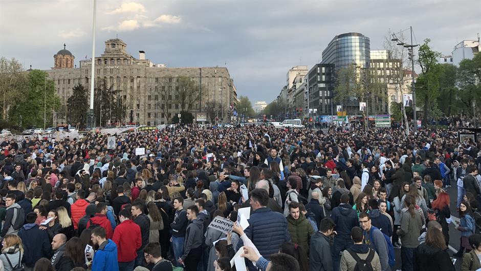 Јучерашњи протест је почео полагањем цвећа и паљењем свећа за жртве ратова 1991-1999