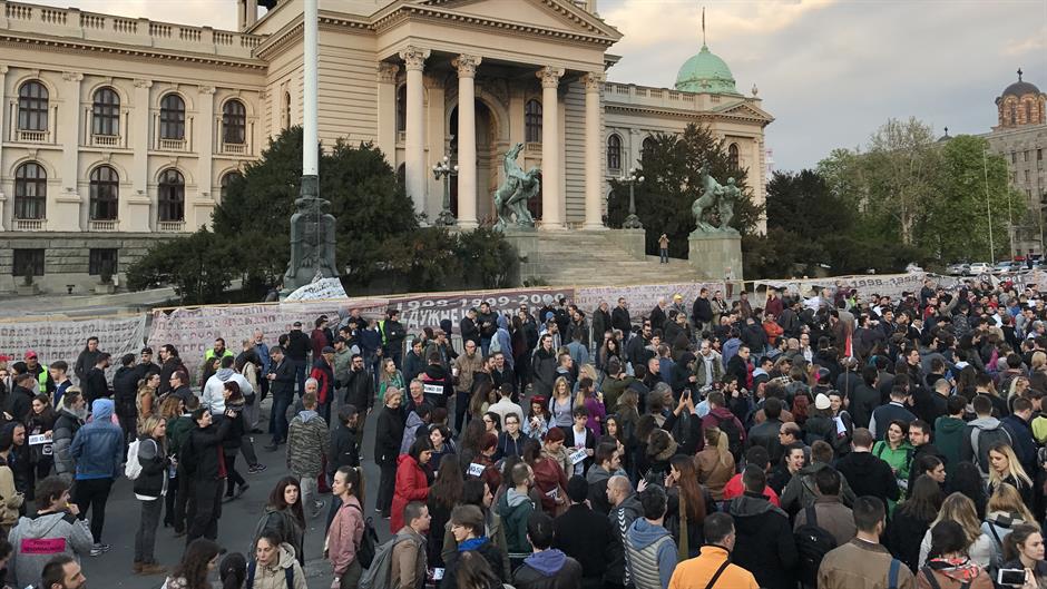 Јучерашњи протест је почео полагањем цвећа и паљењем свећа за жртве ратова 1991-1999