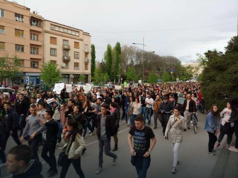 Јучерашњи протест је почео полагањем цвећа и паљењем свећа за жртве ратова 1991-1999