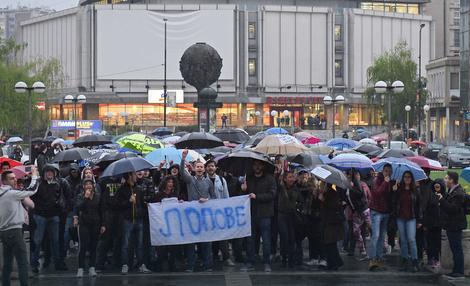 Јучерашњи протест је почео полагањем цвећа и паљењем свећа за жртве ратова 1991-1999