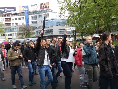 Јучерашњи протест је почео полагањем цвећа и паљењем свећа за жртве ратова 1991-1999