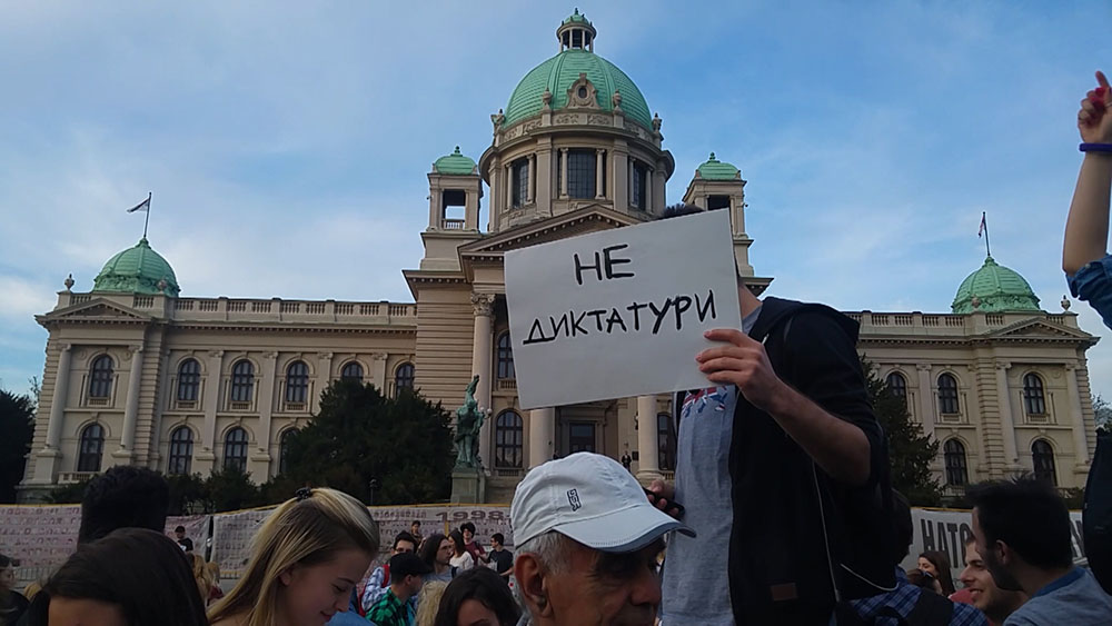 Јучерашњи протест је почео полагањем цвећа и паљењем свећа за жртве ратова 1991-1999