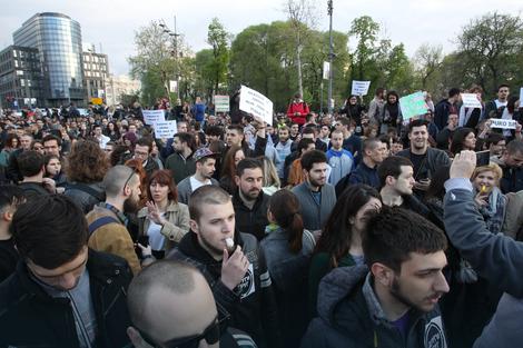 Јучерашњи протест је почео полагањем цвећа и паљењем свећа за жртве ратова 1991-1999