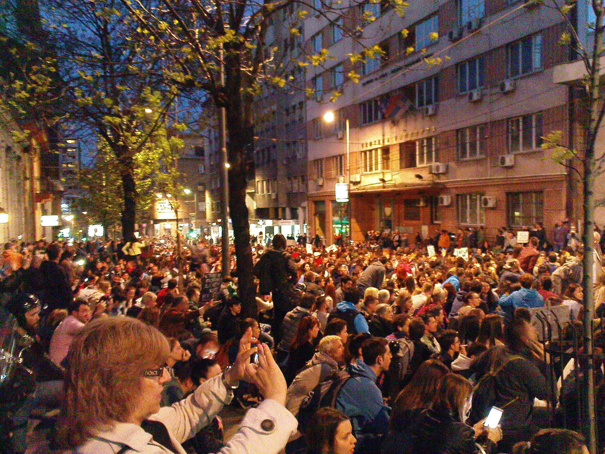 Почео седми дан "Протеста против диктатуре", десетак хиљада грађана у шетњи улицама Београда