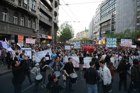 Почео седми дан "Протеста против диктатуре", десетак хиљада грађана у шетњи улицама Београда