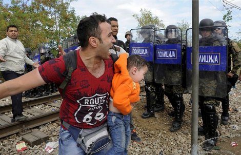 makedonija-migranti-sukob-policija-21-08-2015-2(1).jpg