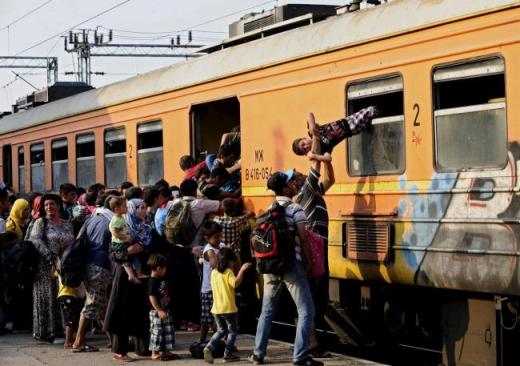 Македонске власти дозволиле мигрантима да ванредним возом уђу у Србију