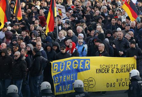 Немачка: У Келну одржан велики антиисламски митинг поводом напада у новогодишњој ноћи, полиција воденим топовима растерује демонстранте