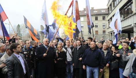 Војислав Шешељ испред Палате правде запалио хрватску заставу (ВИДЕО)