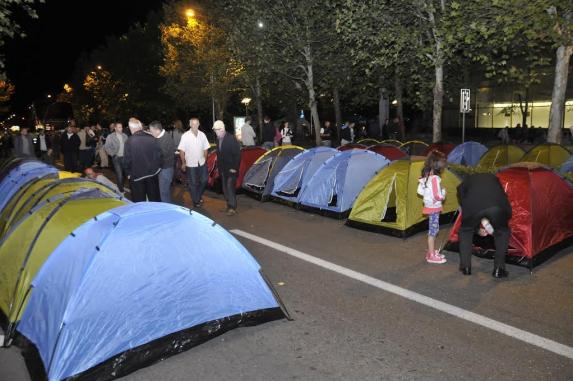 Велики број грађана који протестују против режима Мила Ђукановића провео ноћ испред Скупштине Црне Горе