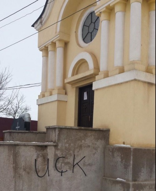 Графити терористичке УЧК на цркви у Липљану