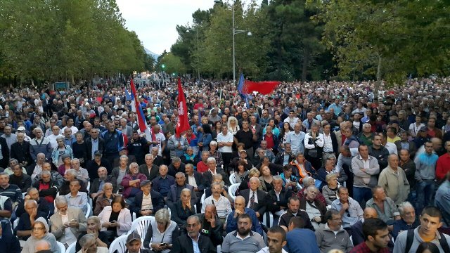 Велики број грађана који протестују против режима Мила Ђукановића провео ноћ испред Скупштине Црне Горе