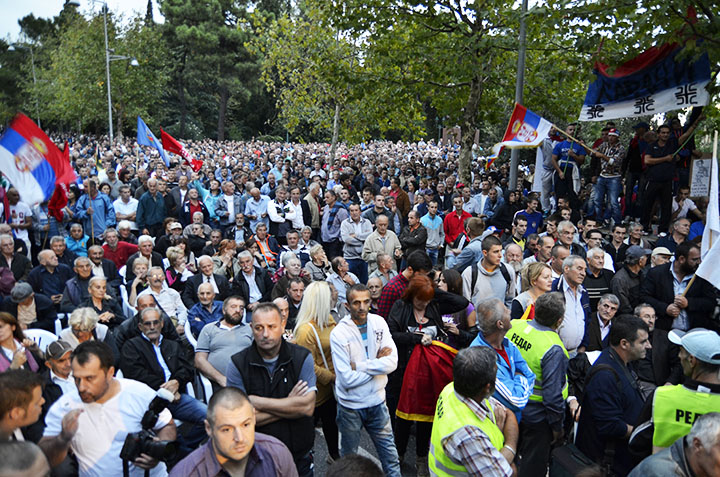 Велики број грађана који протестују против режима Мила Ђукановића провео ноћ испред Скупштине Црне Горе